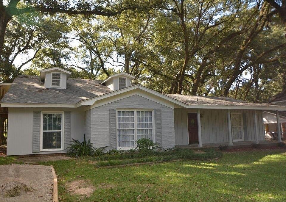 1st image of 10300 Oak Ln