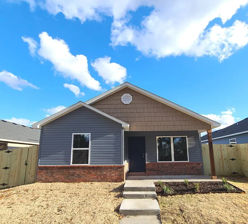 2504 E Illinois Aly