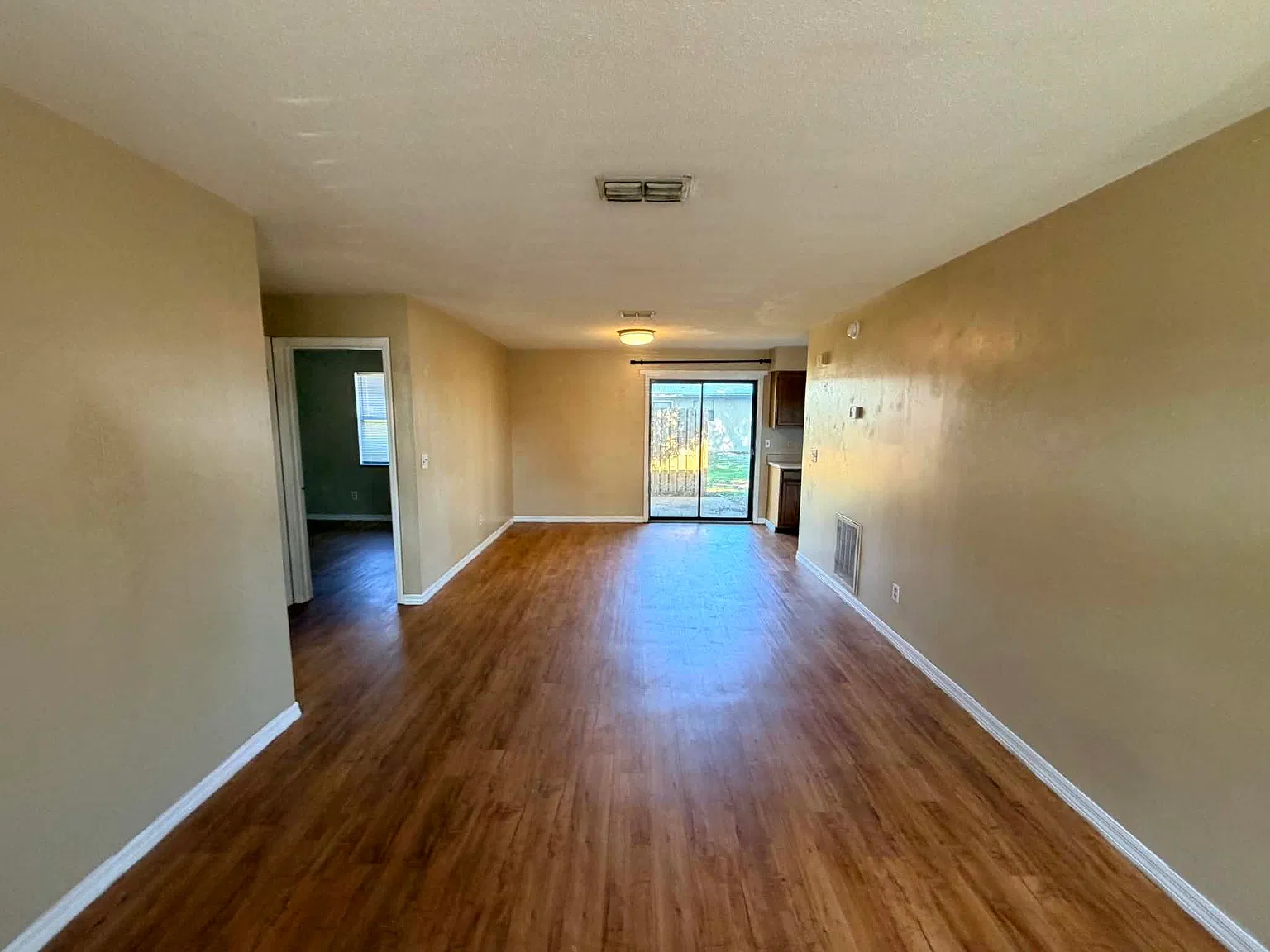 2 bed, 1000 sqft, $1,100 — Photo 2