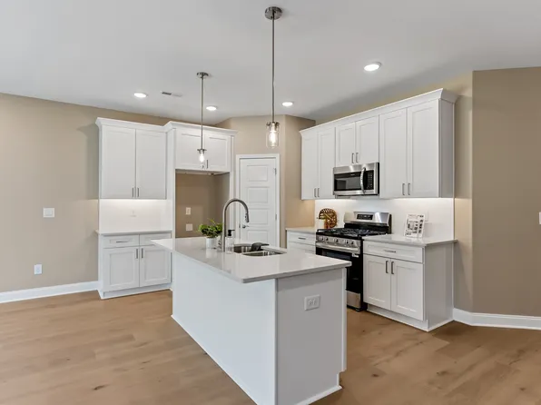 1804 Green Meadows Ln, Lenoir City, TN 37771