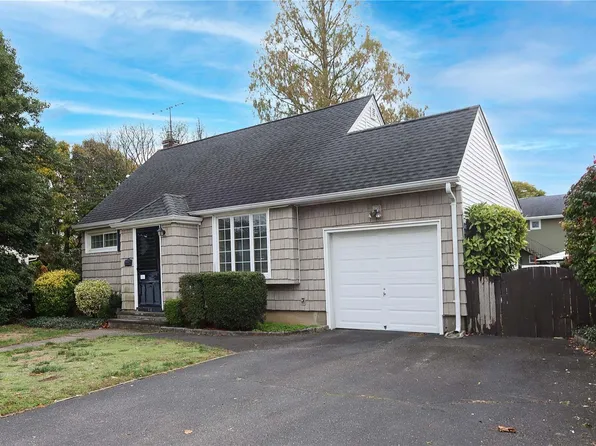 40 35th Street, Copiague, NY 11726