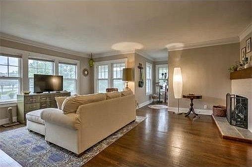 2nd image of 1412 W 51st St #2