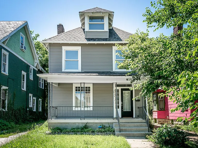 2435 Summit St — Photo 3