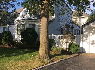 382 Sunny Ln, Franklin Square, NY 11010
