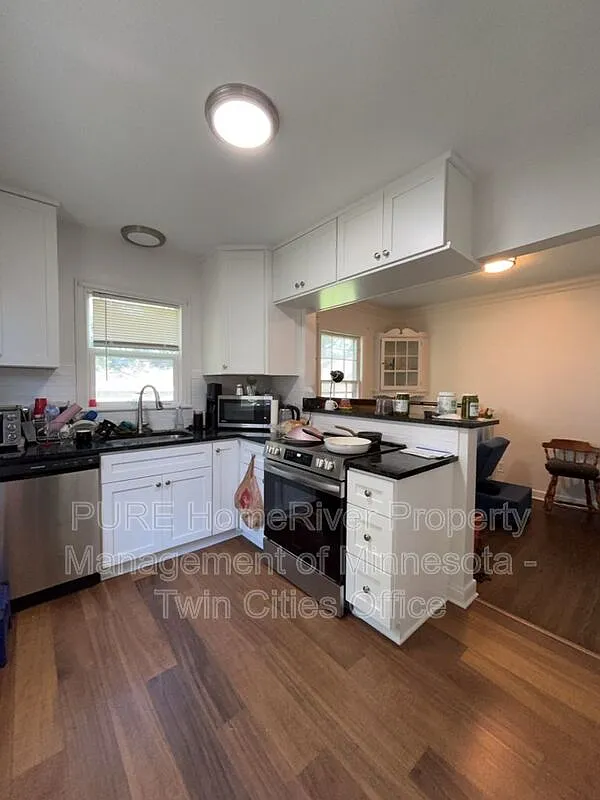 4 bed, 1.0 bath, 1800 sqft, $2,525 — Photo 2