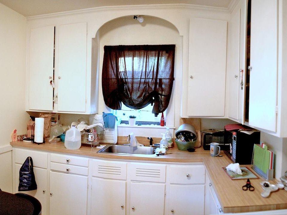 Kitchen with lots of cabinets