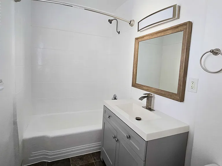 621 Midvale Avenue — Photo 15