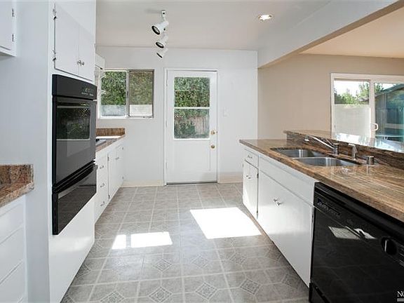 4th image of 80 Western Dr