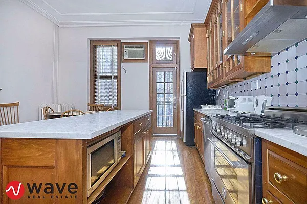 Rented by Wave Real Estate Group | media 84