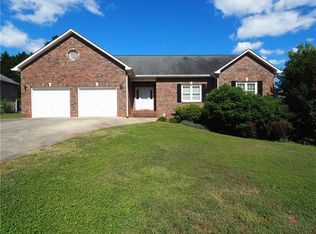 4946 Brookridge Dr NE, Hickory, NC 28601