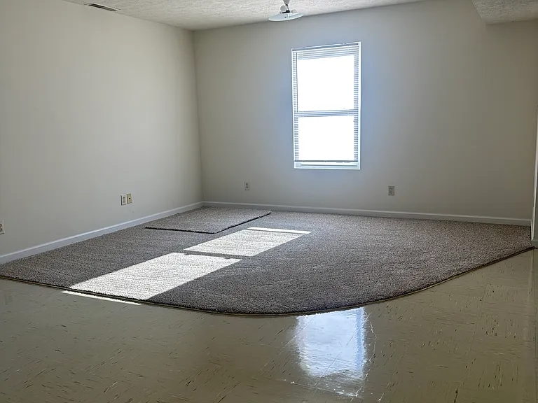 1118 S Woodlawn Ave — Photo 4