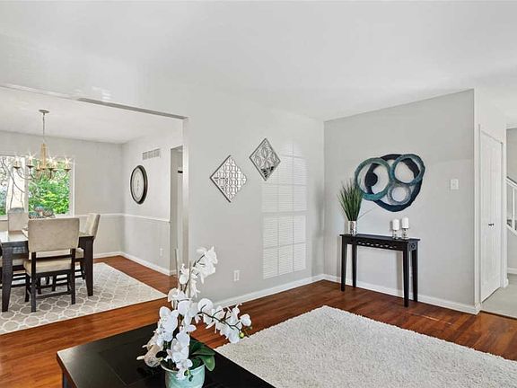 4th image of 821 Carman Woods Dr