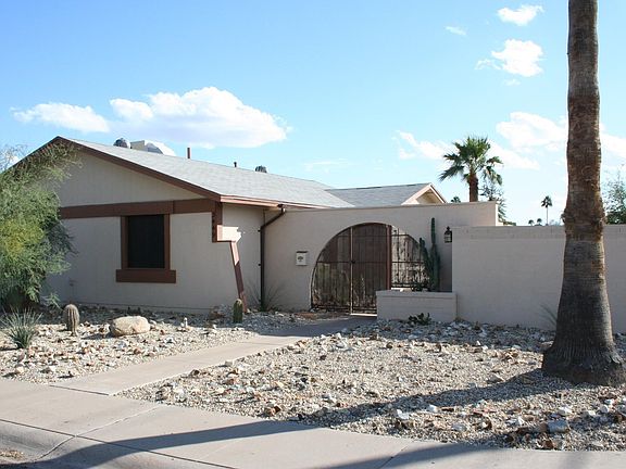 Corner Lot-Large Private Yard