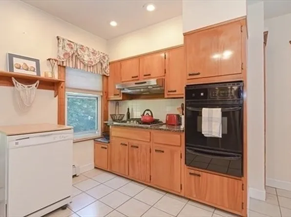 1053 Pleasant St #1, Worcester, MA 01602