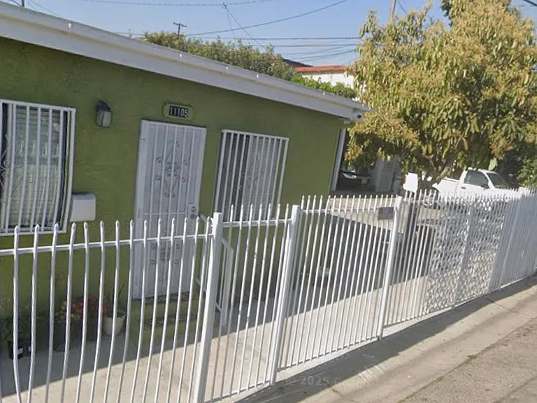 11105 S Mariposa Ave — Photo 2