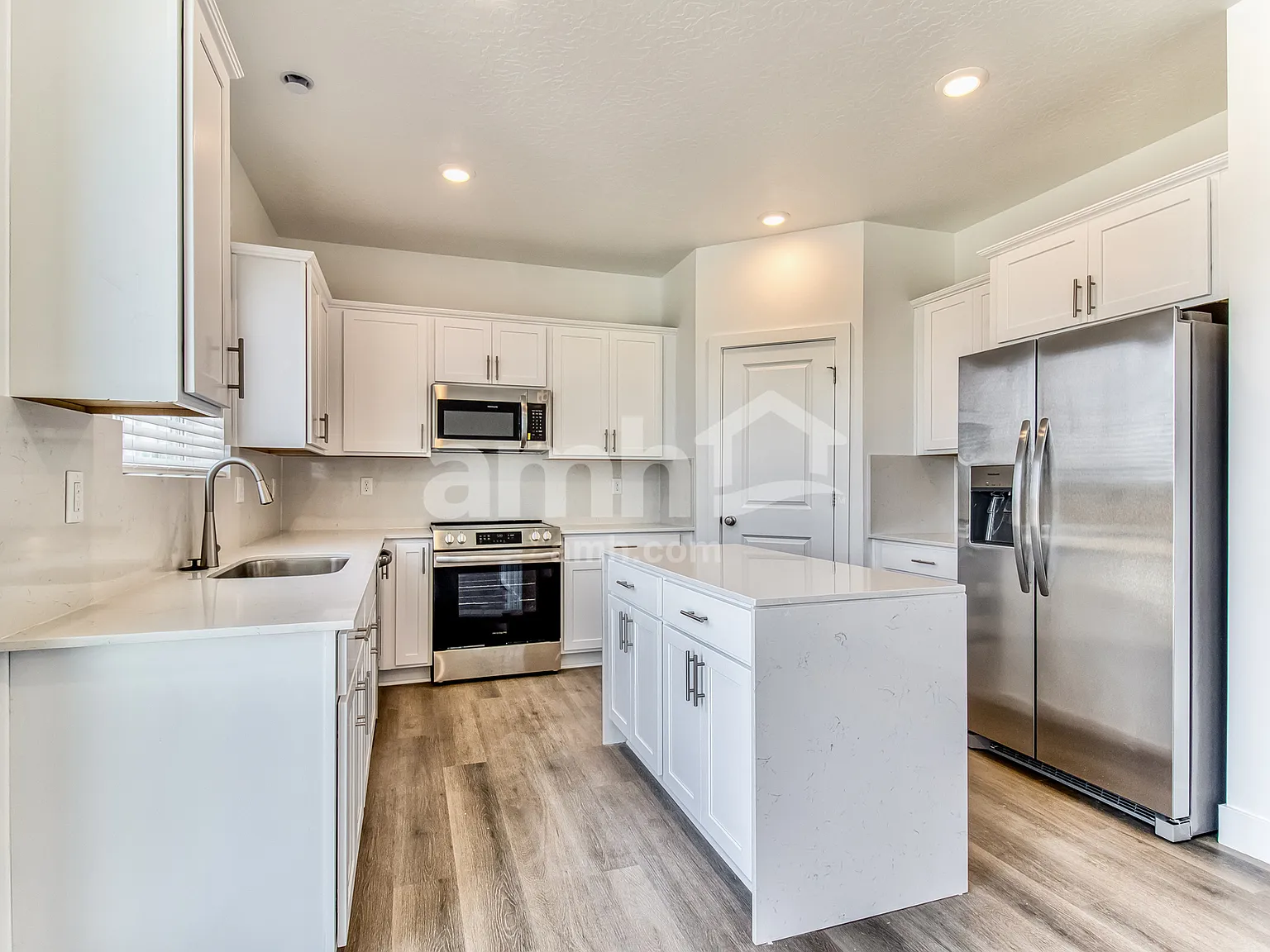 5 bed, 3.5 bath, 2612 sqft, $3,045 — Photo 3