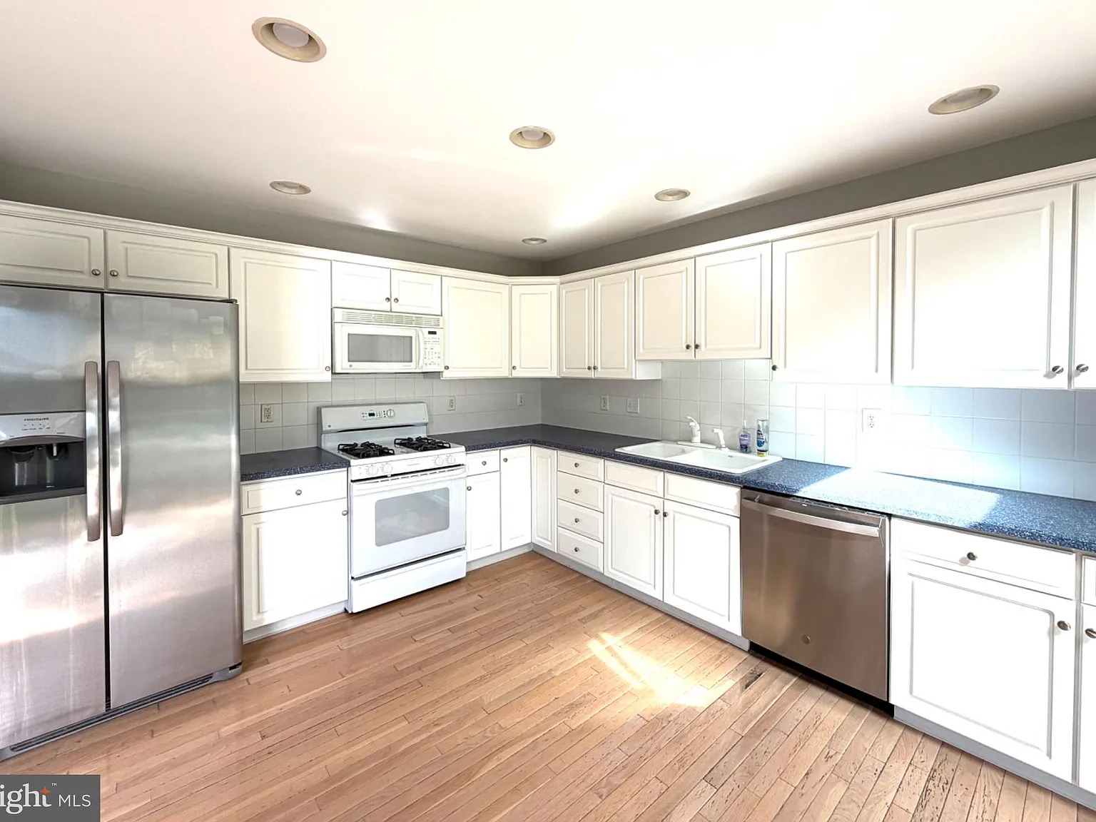 3 bed, 2.5 bath, 1996 sqft, $3,700 — Photo 4