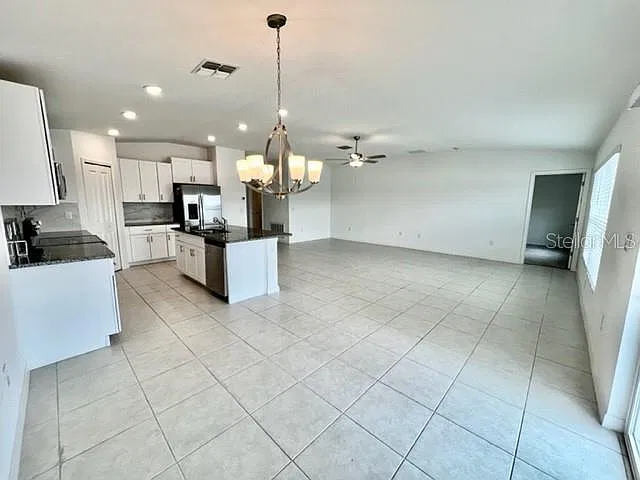 4 bed, 2.0 bath, 1937 sqft, $2,340 — Photo 4