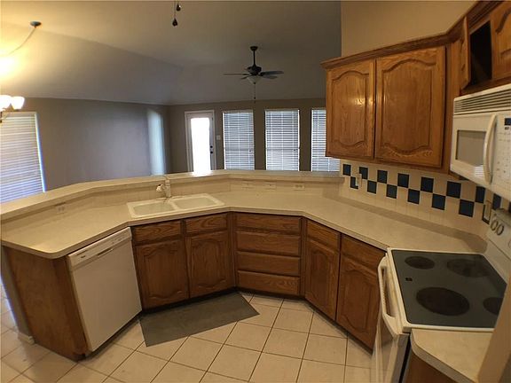 4th image of 917 Churchhill Dr