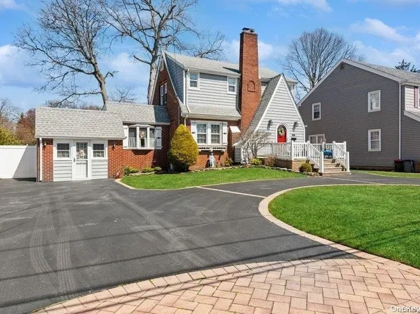 35 Mckinley Street, Massapequa Park, NY 11762