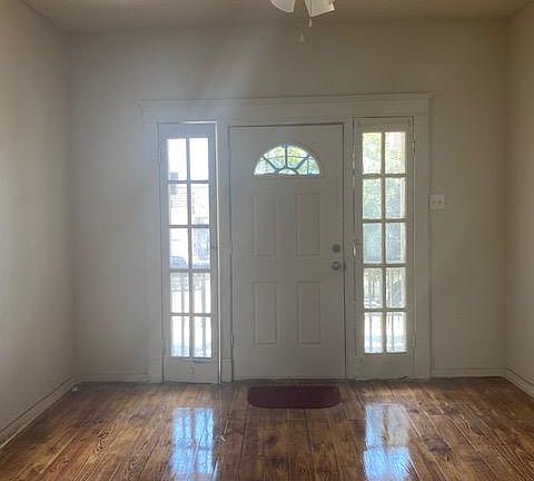2nd image of 2922 Broadway St