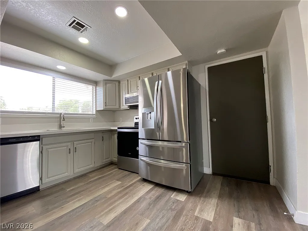 3 bed, 2.0 bath, 1502 sqft, $2,195 — Photo 3