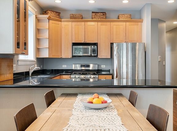 4th image of 2630 N Washtenaw Ave APT 1S