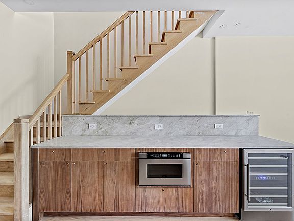 4th image of 21 Conselyea St #3