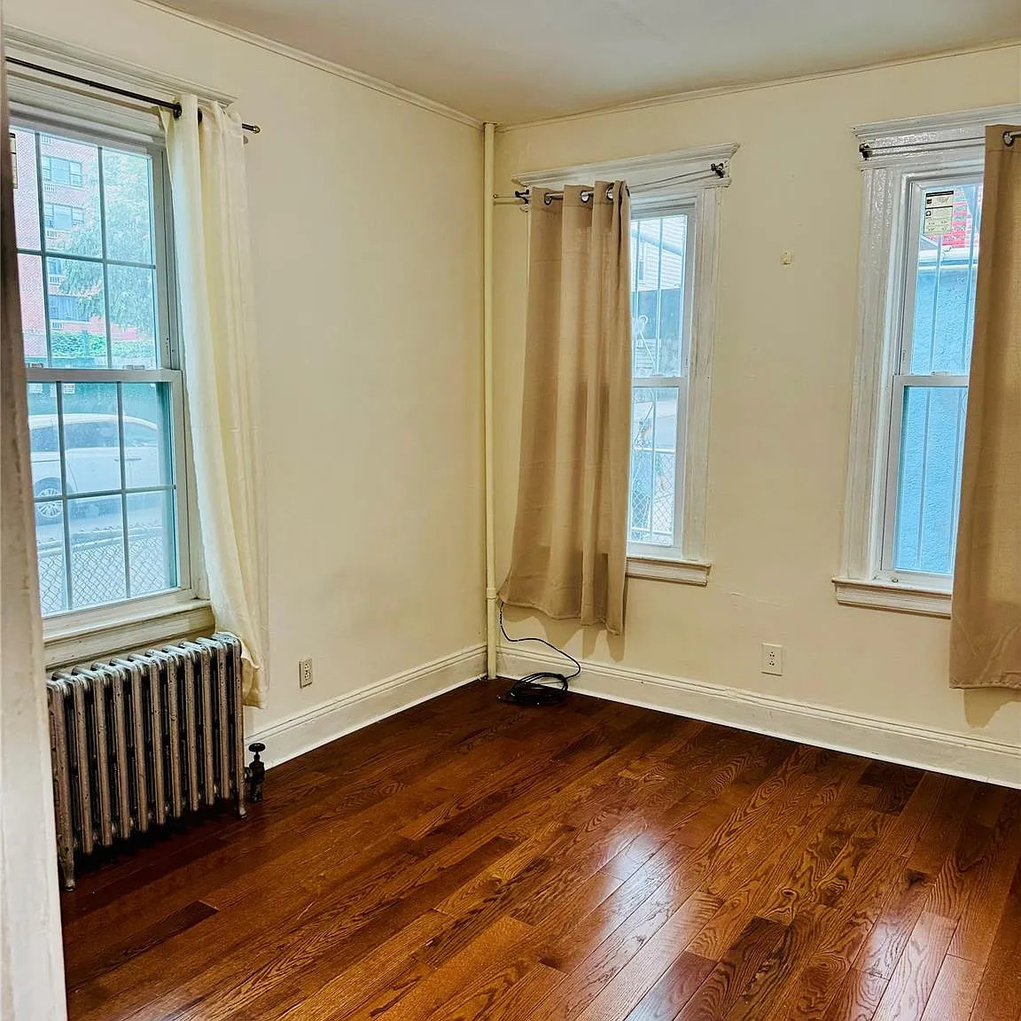 2 bed, 1.0 bath, 1952 sqft, $2,000 — Photo 2