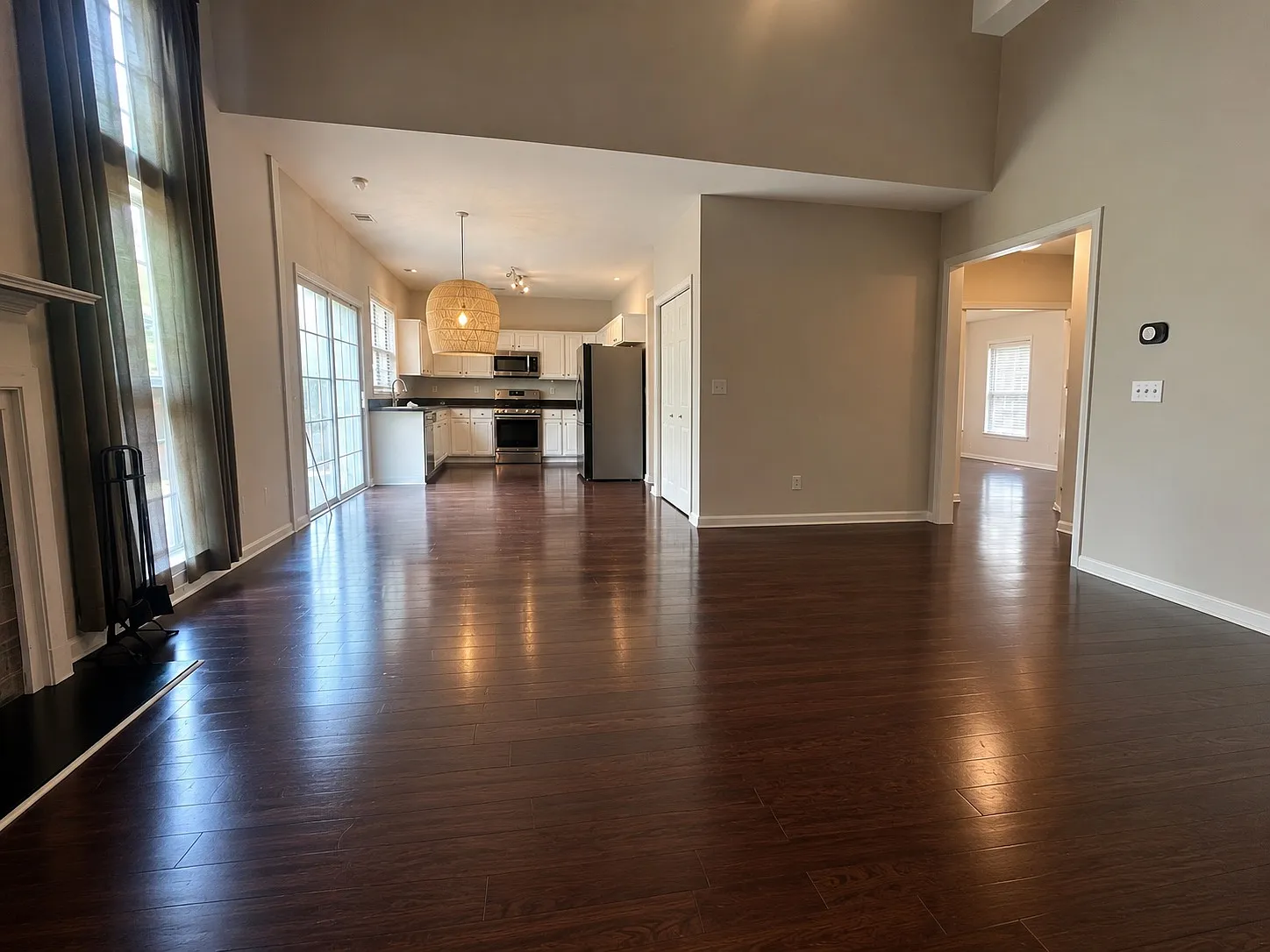 3 bed, 2070 sqft, $2,990 — Photo 3