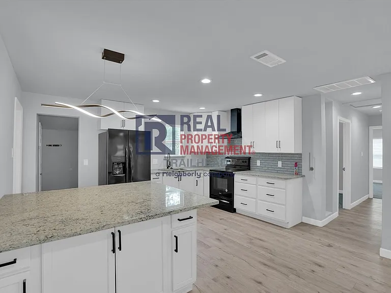 556 NW Lorna St — Photo 6