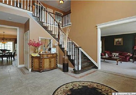 4th image of 15 Stirling Ct