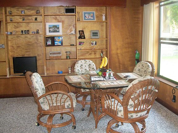 DINING ROOM/DEN
