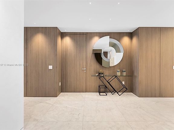 4th image of 18975 Collins Ave #4903