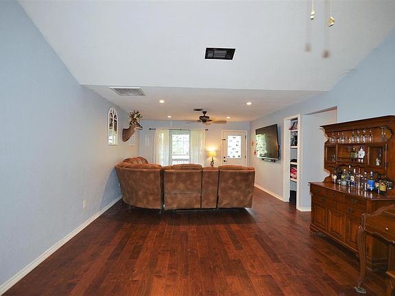 5th image of 305 Coburn St