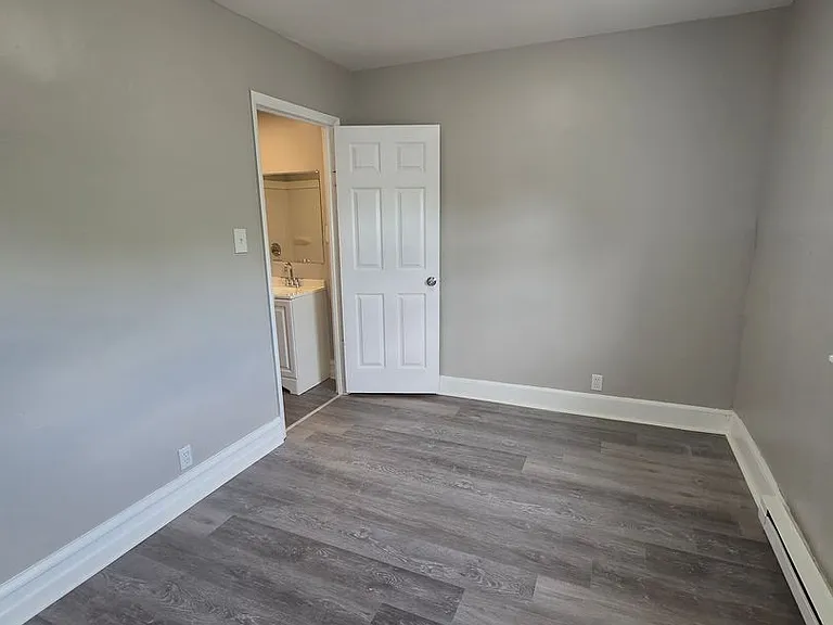 926-928 W Walnut St — Photo 1