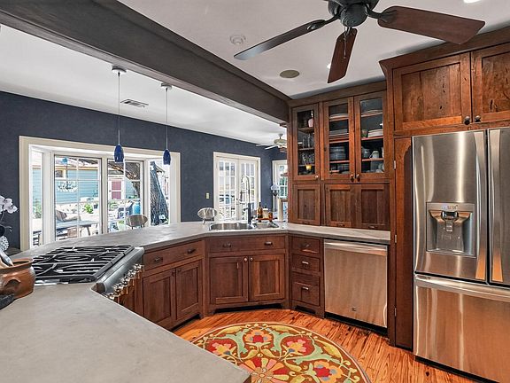 4th image of 221 Park Ln