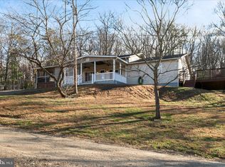 162 Twin Fox Ln, Berkeley Springs, WV 25411