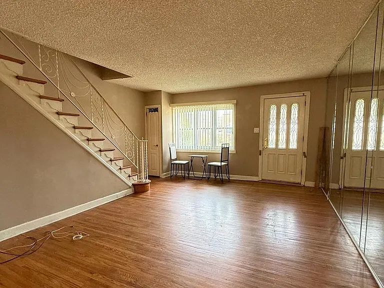 4240 Sheffield Ave — Photo 4