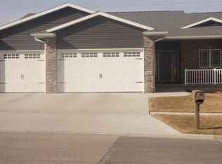 1040 Hummingbird Cir, Waterloo, IA 50702
