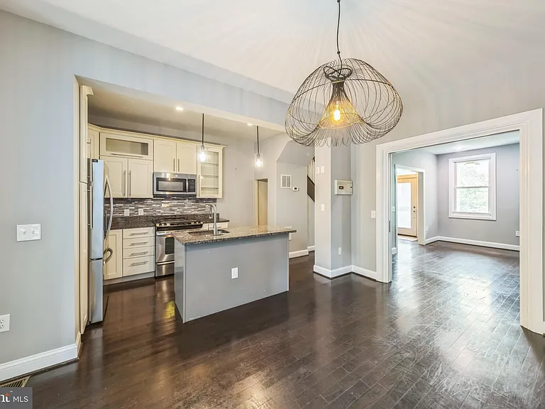 723 K St NE — Photo 4