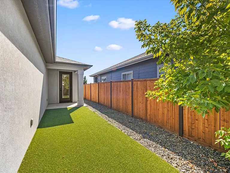 555 S Proctor Ln — Photo 25