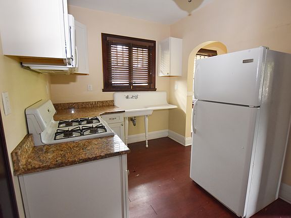5th image of 202 Belmar St W