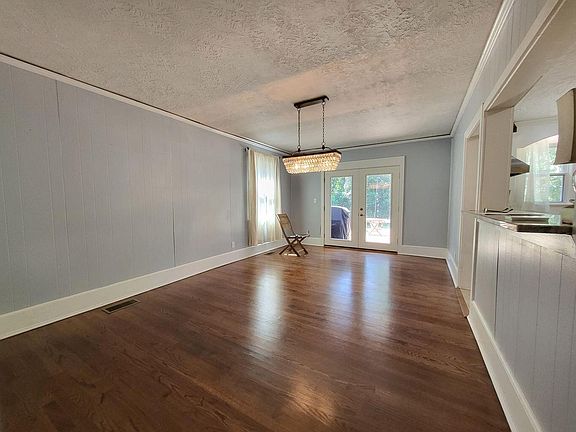 4th image of 304 W Pine Grove Ave