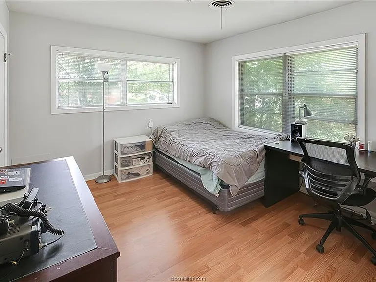 305 Brookside Dr W — Photo 29