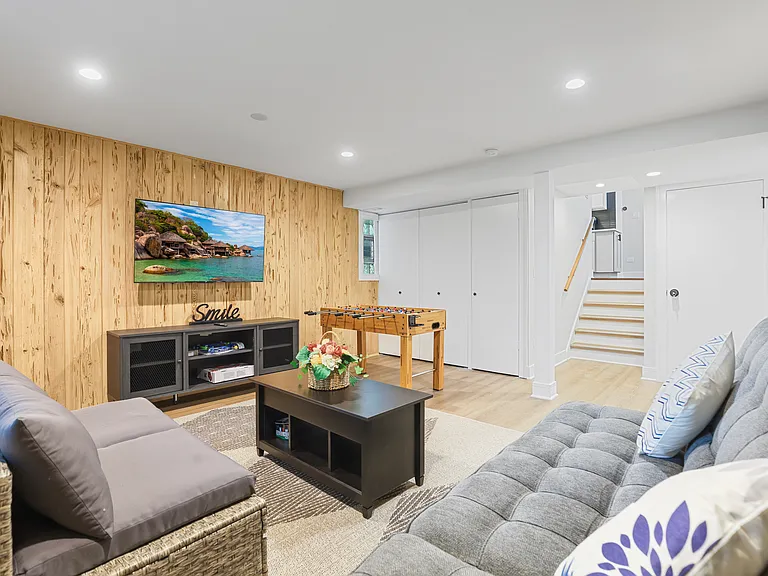 8S045 Hudson St — Photo 4