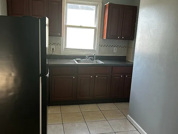 4 Bedrooms at 32 Essex St #3, Paterson NJ — photo 2