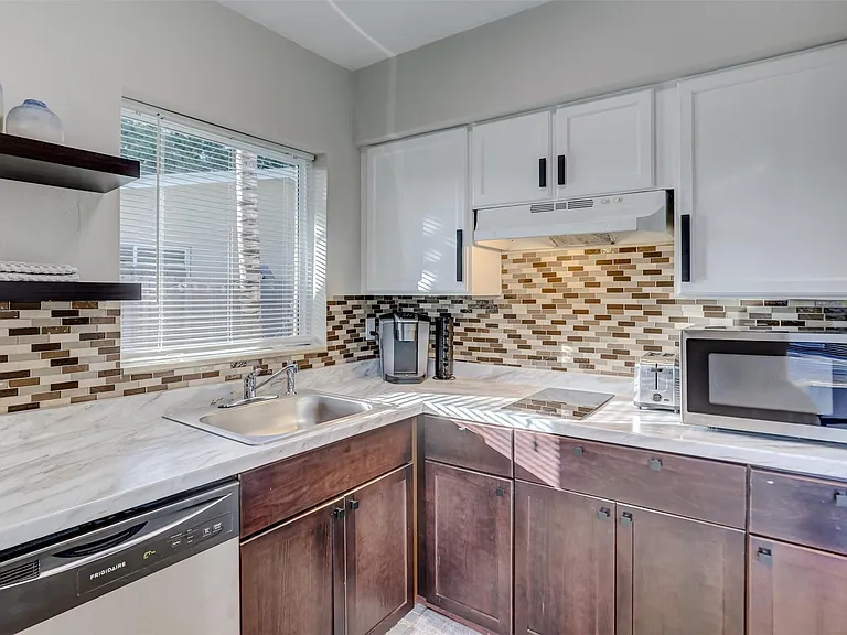 1005 NE 17th Ct — Photo 9