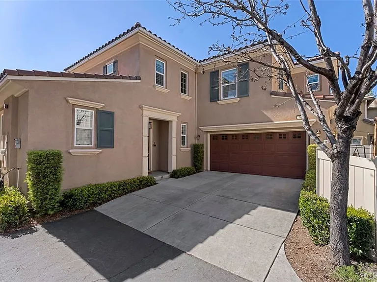 27425 Blackstone Rd — Photo 1