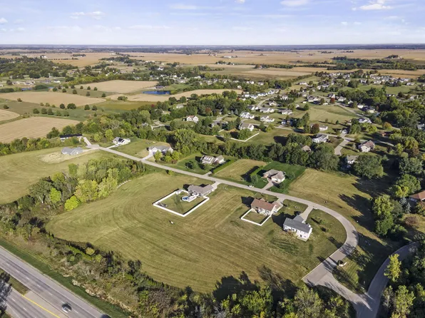 2612 Anna Elizabeth Ln, Muscatine, IA 52761